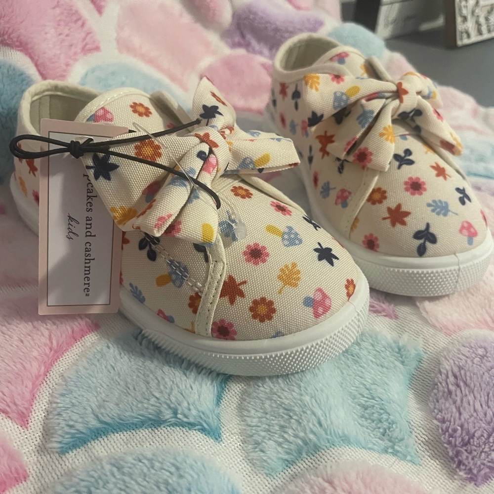 cupcakes & cashmere Kids Sneakers with Floral Print size 9 toddler girls